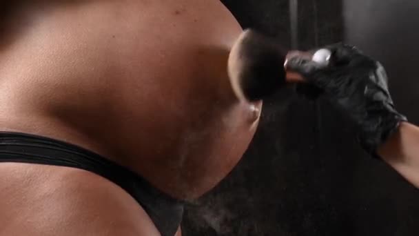 Πλοίαρχος Εφαρμόζει Σκόνη Ένα Shimmer Στο Δέρμα Μιας Εγκύου Γυναίκας — Αρχείο Βίντεο