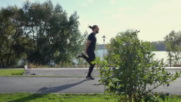 Běží Vousatý Muž Holemi Hřišti Zpomalený Pohyb — Stock video