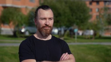 Basketbol sahasında beyaz sakallı bir adamın portresi.