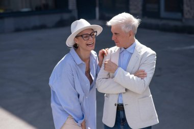 Yürüyüşe çıkmış yaşlı ve şık bir çift. Olgun insanların romantik ilişkileri