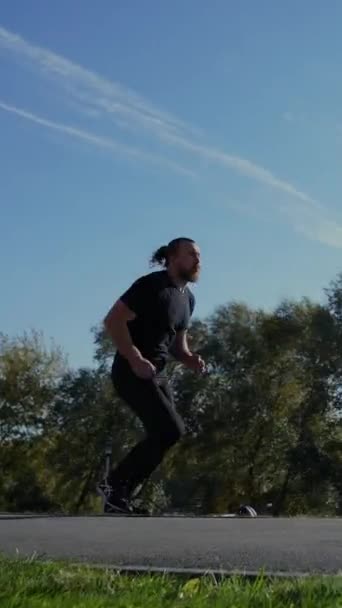 Homem Caucasiano Saltando Com Alta Anca Levantar Livre Vídeo Vertical — Vídeo de Stock