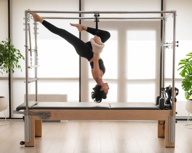 Yenilikçi makine üzerinde hava egzersizi yapan Asyalı kadın.