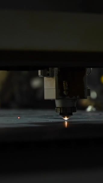 Machine Cnc Découpe Laser Métal Des Étincelles Vidéo Verticale — Video