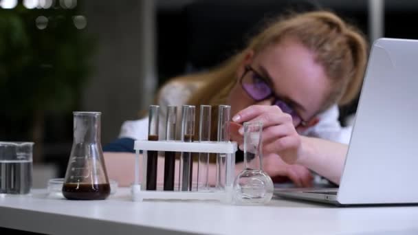 Tıp Önlüklü Beyaz Kadın Laboratuvar Deneyleri Yapıyor — Stok video