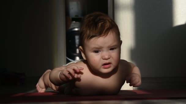Băiețel Drăguț Plângând Culcat Stomacul Lui Podea — Videoclip de stoc
