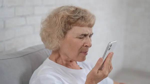 Una Anciana Caucásica Sufre Miopía Trata Leer Mensaje Teléfono Inteligente — Foto de Stock