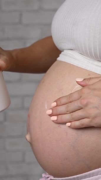 Detailní Záběr Břicha Těhotné Ženy Aplikující Opalovací Krém Svislé Video — Stock video