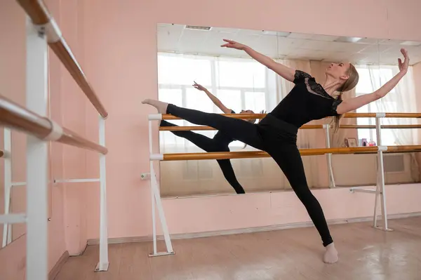 Blanke Blonde Vrouw Oefent Ballet Klas Ballerina Repeteert Barre — Stockfoto