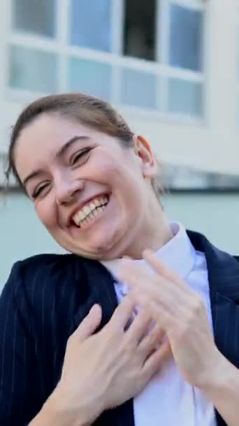 Wideo 360 Stopni Szczęśliwa Biała Bizneswoman Świeżym Powietrzu Pionowe Wideo — Wideo stockowe