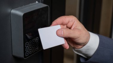 Bir adam bir kartla kapıyı açar. Modern elektronik kilit. Anahtarsız Girdi. 