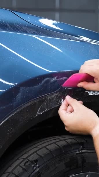 汽车维修的主人在汽车上涂了一层护甲膜 垂直录像 — 图库视频影像