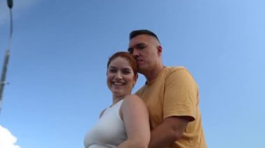 Kafkasyalı mutlu çift dışarıda sarılıyor. Video 360