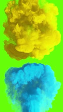 Dikey video. Sarı ve mavi duman kümeleri yeşil zeminde çarpışır