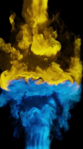 Vertikales Video Gelbe Und Blaue Rauchschwaden Kollidieren Vor Schwarzem Hintergrund — Stockvideo