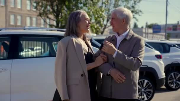 Olgun Beyaz Çift Yeni Arabalarının Yanında Duruyor Arabanın Anahtarlarını Tutan — Stok video
