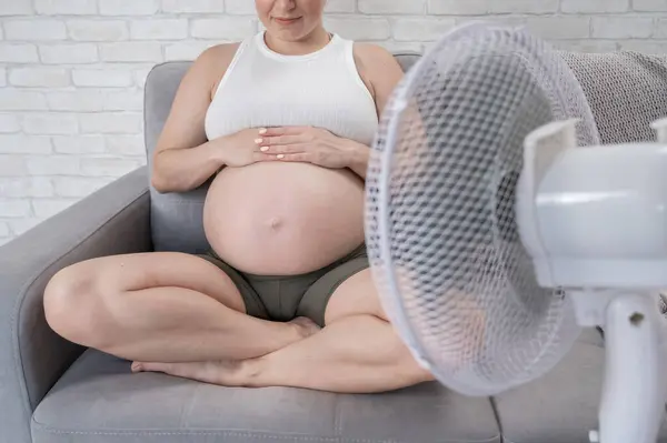 Een Zwangere Vrouw Zit Bank Streelt Haar Buik Geniet Van — Stockfoto