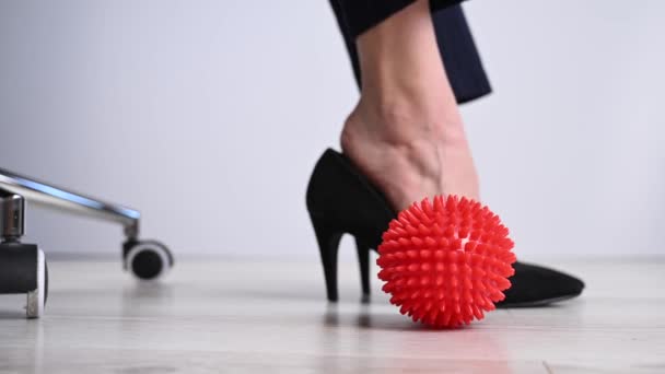 Geschäftsfrau Massiert Ihre Füße Auf Einem Massageball Mit Spikes — Stockvideo