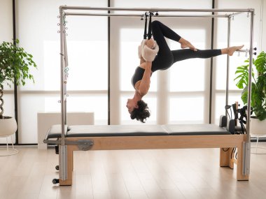 Yenilikçi makine üzerinde hava egzersizi yapan Asyalı kadın.