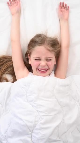 Yüzü Buruşmuş Küçük Bir Kızın Yatakta Uzanmış Görüntüsü — Stok video