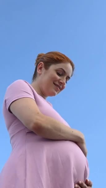 Vídeo Vertical 360 Graus Mulher Grávida Caucasiana Feliz Olhando Para — Vídeo de Stock