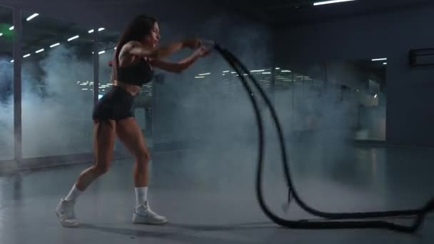 Mulher Branca Fazer Exercício Com Cordas Circuito Treinamento Ginásio — Vídeo de Stock