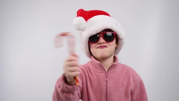 Porträt Eines Süßen Kaukasischen Mädchens Mit Weihnachtsmannmütze Und Sonnenbrille Das — Stockvideo