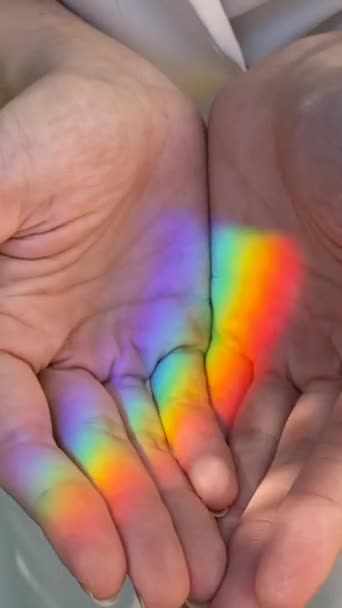 Gezichtsloze Vrouw Die Regenboogstralen Vangt Met Haar Handen Buiten Verticale — Stockvideo