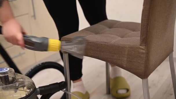 Kadın Elektrikli Süpürge Fırça Kullanarak Kumaş Sandalyesini Temizliyor — Stok video