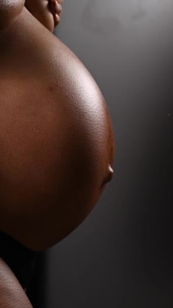 Maestro Aplica Polvo Con Brillo Piel Una Mujer Embarazada Después — Vídeos de Stock