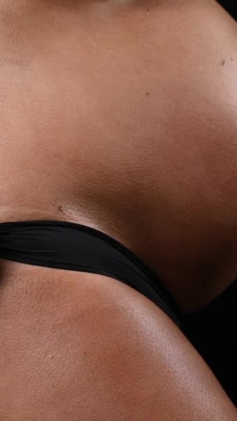 怀孕的女人脱下内裤 露出立即晒黑的样子 垂直照片 — 图库视频影像