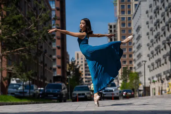 Hermosa Bailarina Asiática Vestido Azul Bailando Aire Libre Paisaje Urbano — Foto de Stock