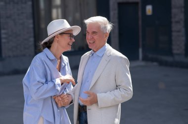 Yürüyüşe çıkmış yaşlı ve şık bir çift. Olgun insanların romantik ilişkileri