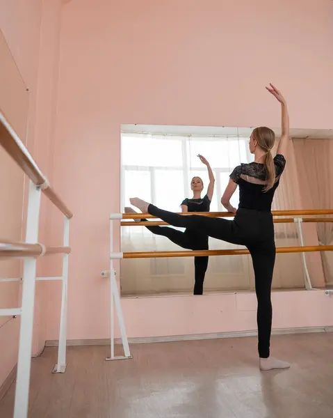 Blanke Blonde Vrouw Oefent Ballet Klas Repetitie Verticale Foto — Stockfoto