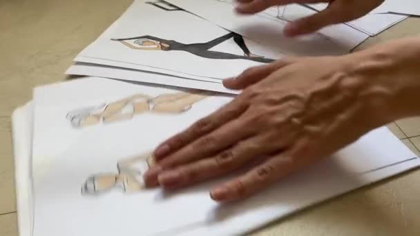 Una Mujer Mirando Bocetos Ropa Interior Trajes Baño Ropa Deportiva — Vídeos de Stock