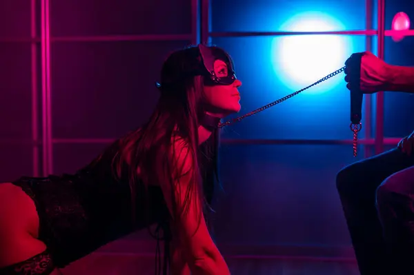 Bir kadın bir erkeğin önünde diz çöküyor. Rol yapma oyunları