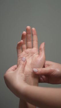 Masöz, müşterilerin avuç içlerine masaj yapar. Kaplıca tedavisi sırasında ellerinizi yakın tutun. Dikey fotoğraf