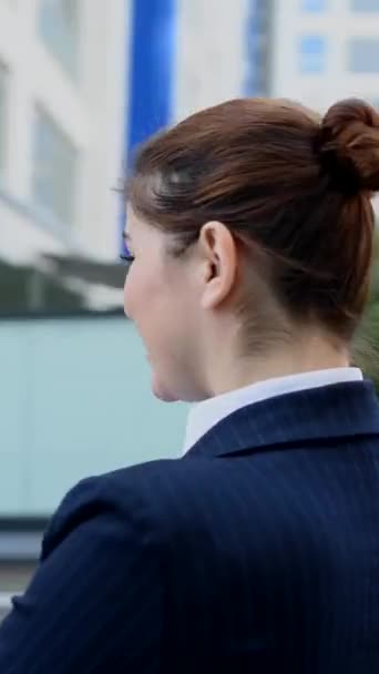 Pionowe Wideo 360 Stopni Pewny Kaukaski Biznes Kobieta Zewnątrz — Wideo stockowe