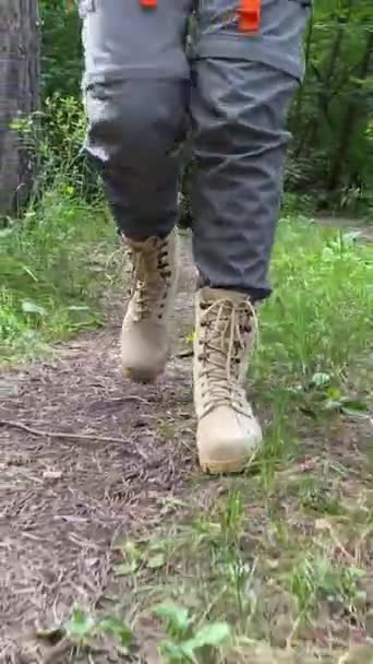 Kobieta Zajmuje Się Turystyką Sosnowym Lesie Zbliżenie Nóg Pionowe Wideo — Wideo stockowe