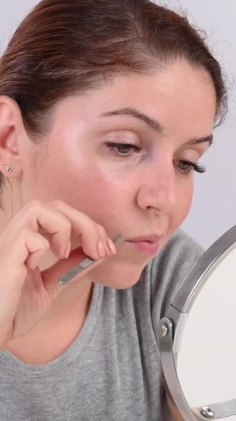 Mulher Caucasiana Olha Espelho Remove Bigode Com Ajuda Pinças Hirsutismo — Vídeo de Stock