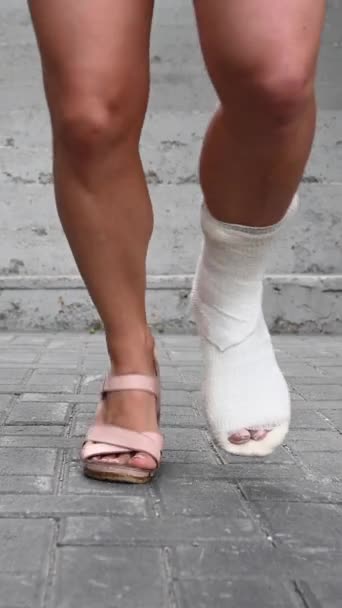 Mulher Com Quebrado Andando Pela Rua Usando Muletas Vídeo Vertical — Vídeo de Stock
