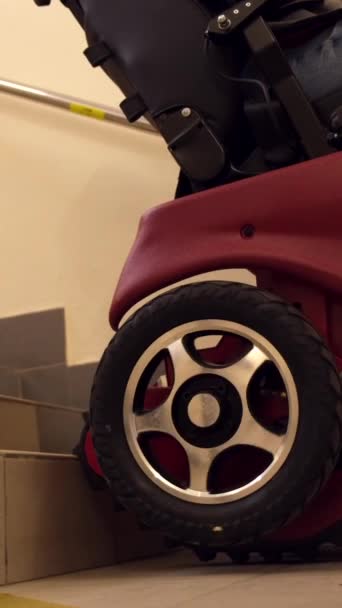 Κοντινό Πλάνο Ενός Ηλεκτρικού Αναπηρικού Αμαξιδίου Ανεβαίνει Μια Σκάλα Μια — Αρχείο Βίντεο