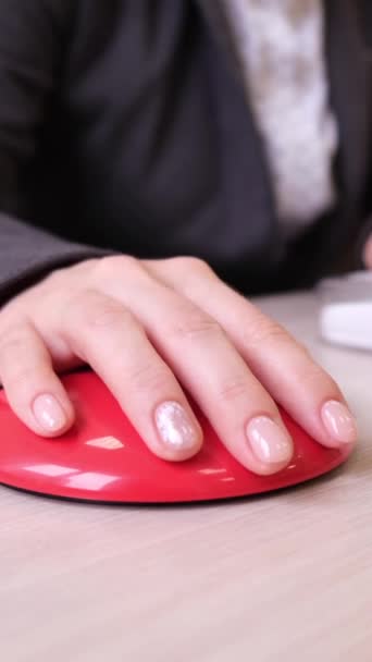 患有脑瘫的妇女在专门的计算机鼠标上工作 垂直录像 — 图库视频影像