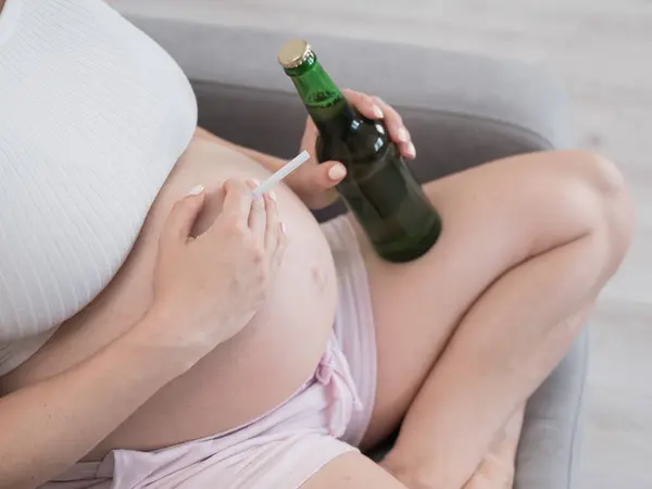 Mulher Grávida Sem Rosto Bebe Cerveja Enquanto Senta Sofá — Fotografia de Stock