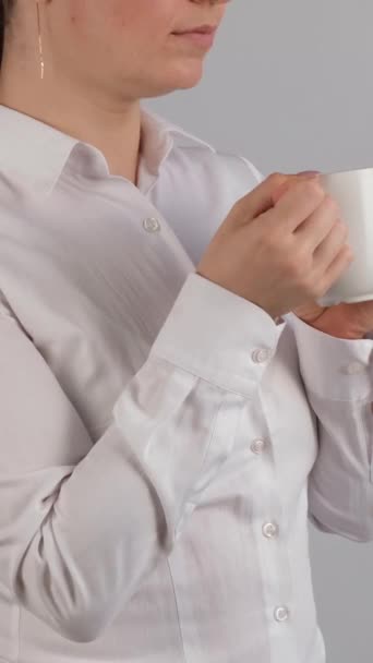 一个男人被一个女商人吓坏了 她意外地把一杯黑咖啡洒在了她的衬衫上 垂直录像 — 图库视频影像