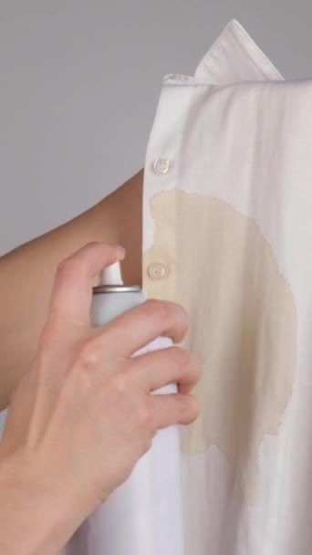 여자는 사무실 셔츠에 스프레이를 합니다 소녀는 블라우스에 표백제를 사용합니다 비디오 — 비디오
