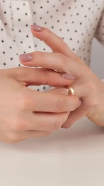 Eine Frustrierte Frau Nimmt Ihren Ehering Und Wirft Ihn Auf — Stockvideo