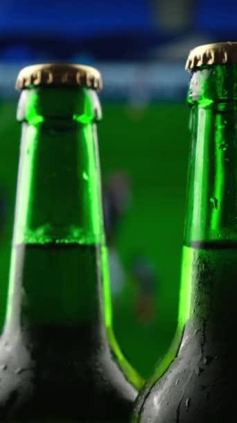 Trois Bouteilles Vertes Bière Tournent Dans Noir Sur Fond Diffusion — Video