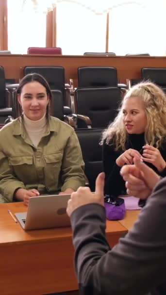 Tanár Diákok Jelnyelven Kommunikálnak Osztályteremben Hallássérült Süket Emberek Függőleges Videó — Stock videók