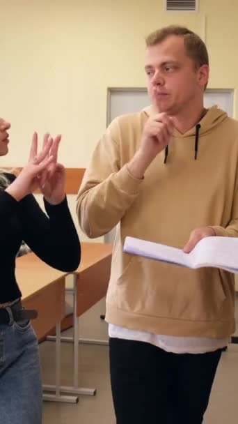 Due Ragazze Ragazzo Parlano Linguaggio Dei Segni Tre Studenti Sordi — Video Stock