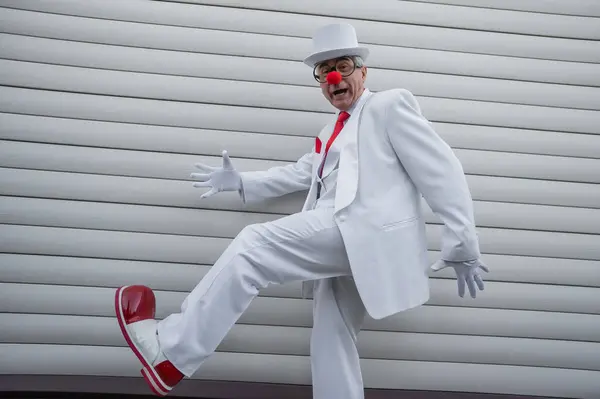Пожилой Человек Белом Костюме Огромных Сапогах Клоунском Носу Смешно Ходит — стоковое фото